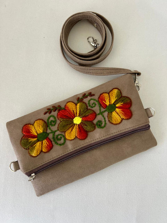 Cartera artesanal bordada con diseño floral andino
